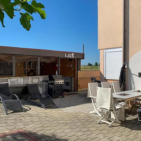 2 Bedroom Lovely Apartment In Vrsi Apartman