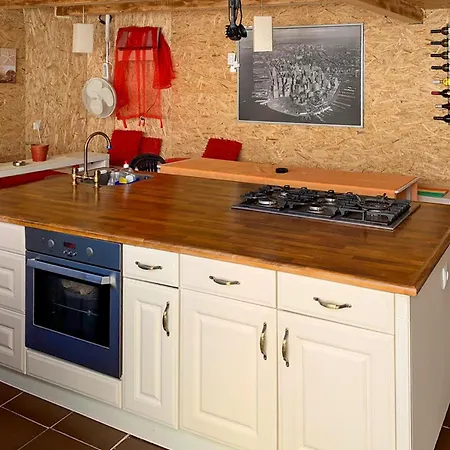 2 Bedroom Lovely Apartment In Vrsi Apartman