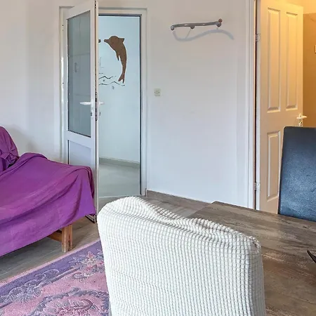 2 Bedroom Lovely Apartment In Vrsi Apartman Vrsi