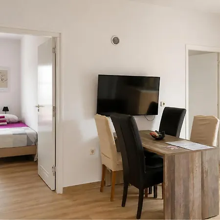 2 Bedroom Lovely In Apartment *